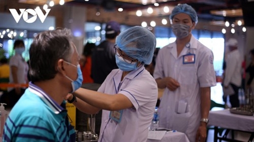 Tất cả người Việt Nam từ 18 tuổi trở lên đã tiêm ít nhất 1 liều vaccine COVID-19